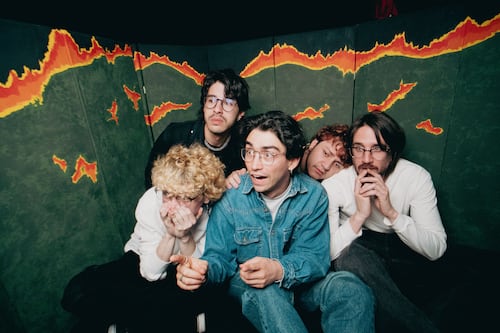 Casi y su viaje sonoro por Bogotá: del dub al vallenato en “Si el Tiburón se Come el Cable”