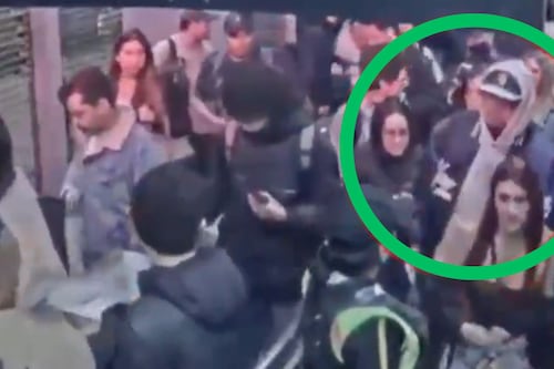 Hombre habría intentado asfixiar a vigilante en TransMilenio por cobrarle el pasaje: esto reveló el video