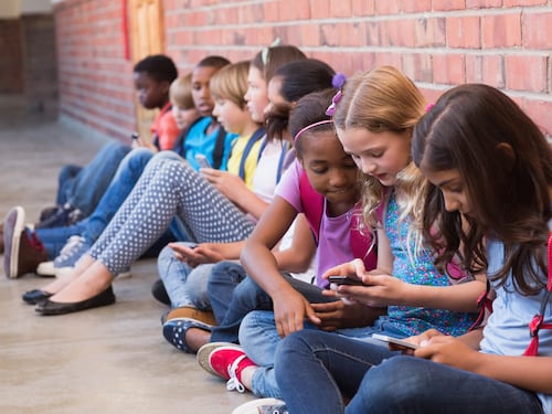 Chile prohíbe el uso de celulares en escuelas: ¿debería Colombia aplicar la misma medida?