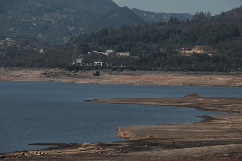 Detalle del bajo nivel de agua en el Embalse de San Rafael, en el municipio de La Calera, Cundinamarca, durante el ‘Fenómeno del Niño’ en abril de 2024