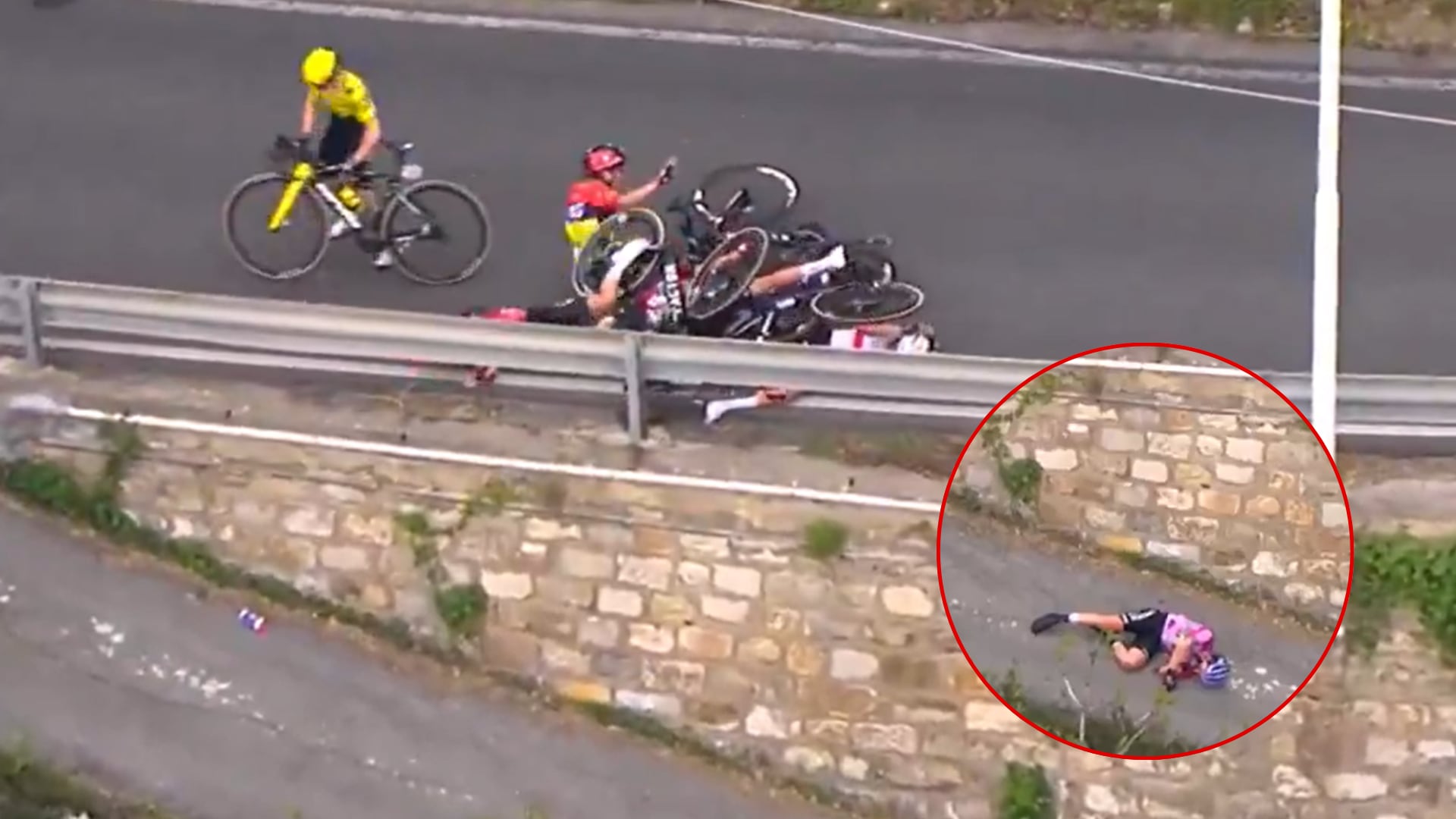 Accidente de ciclista - Fotos: Capturas de pantalla de la transmisión oficial de San Remo tomada el 21 de marzo del 2026