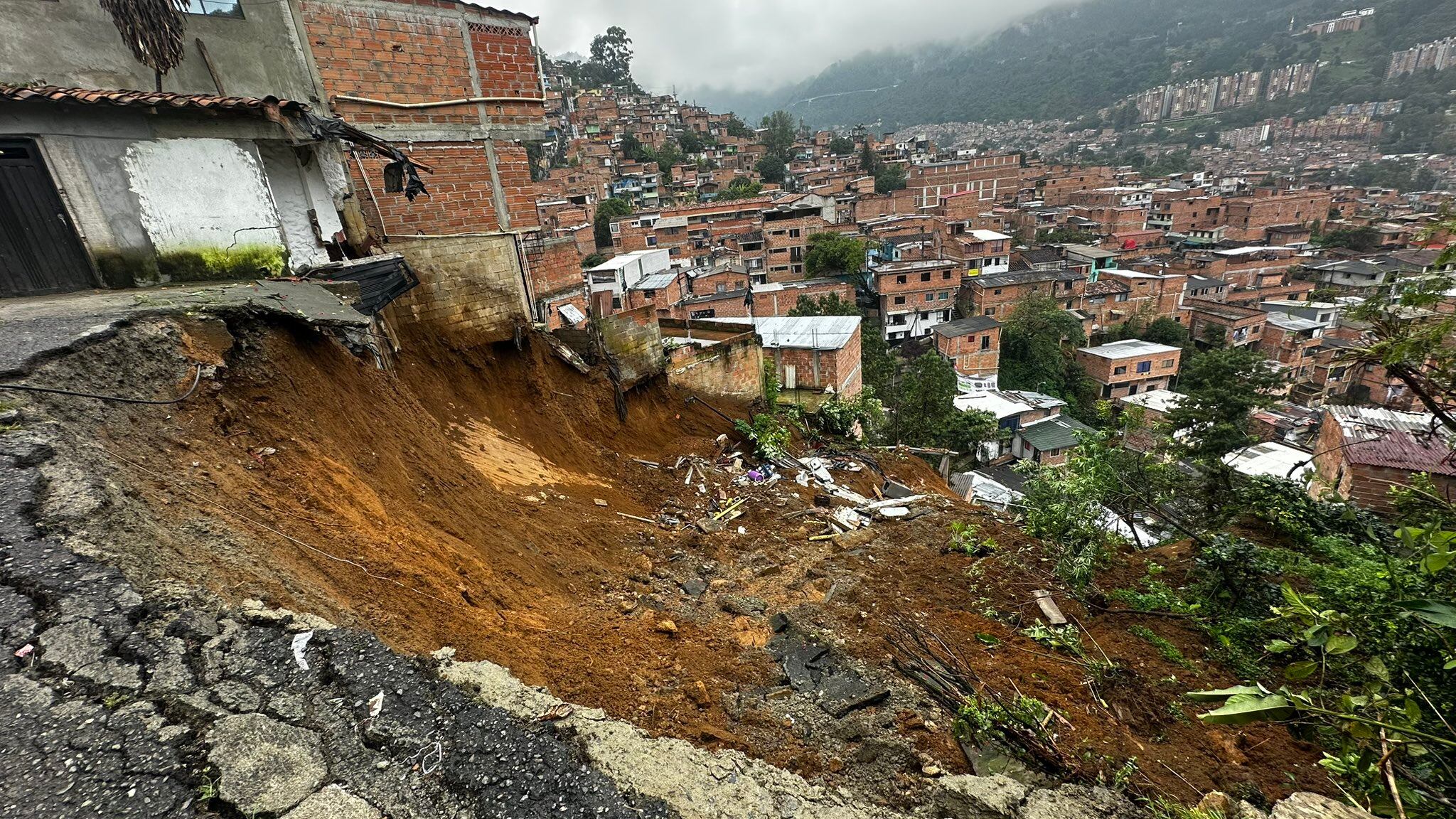 Cerca de 200 personas afectadas por derrumbe en Medellín.