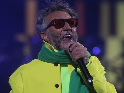 Amargo troleo a Fito Páez durante su presentación en Viña por tropiezo en escenario y atuendo