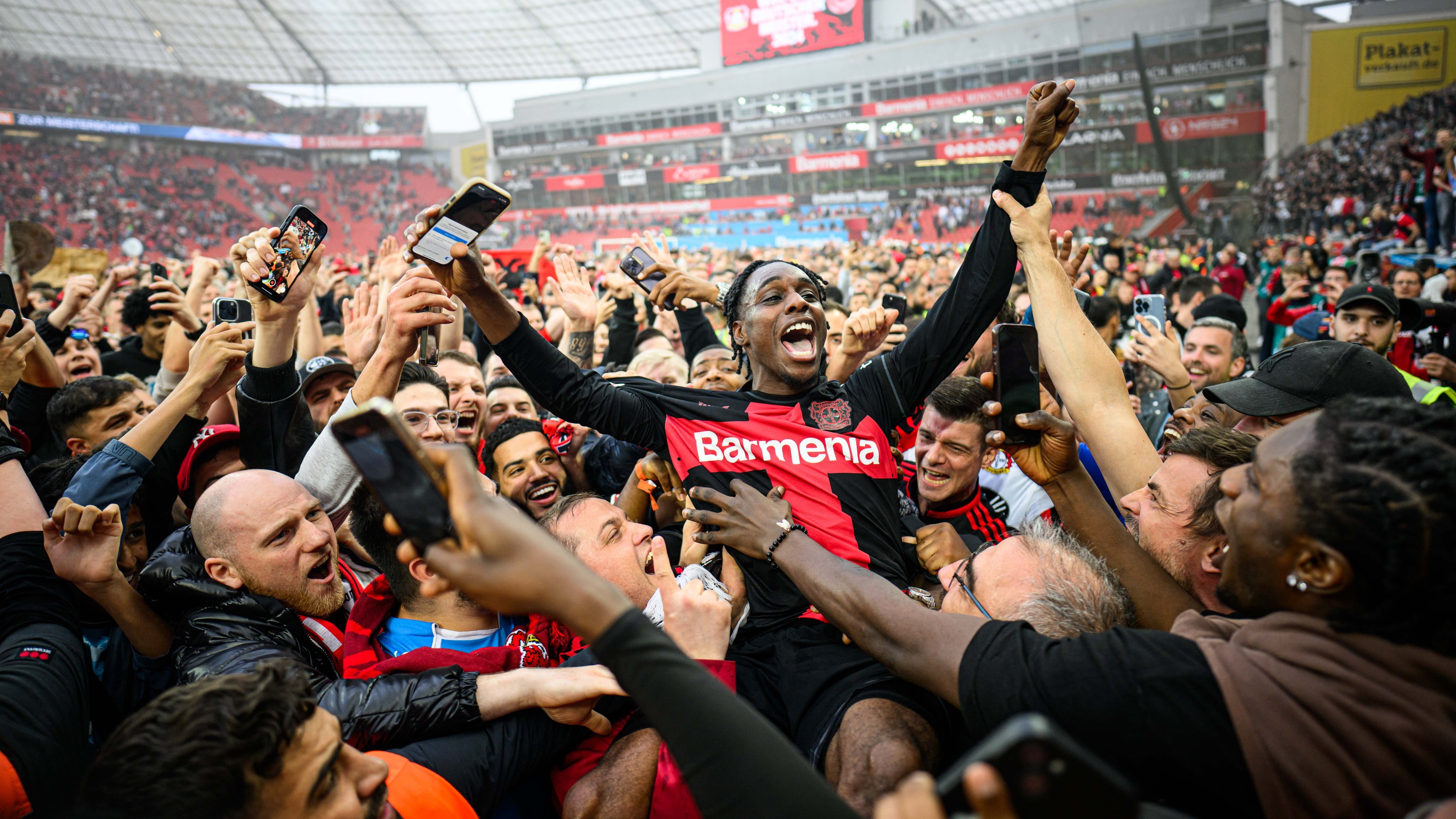 Aficionados de Bayer Leverkusen ovacionaron a sus jugadores.