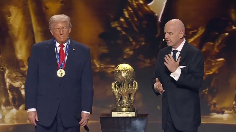 ¿Lo merecía? Donald Trump recibió premio de la Paz por parte de la FIFA durante el sorteo del Mundial 2026