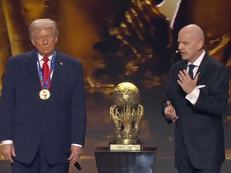 ¿Lo merecía? Donald Trump recibió premio de la Paz por parte de la FIFA durante el sorteo del Mundial 2026