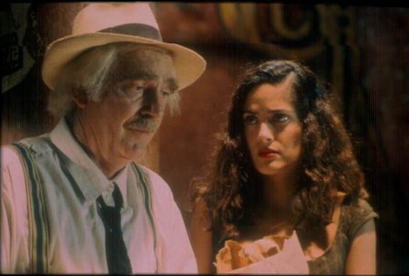 Salma Hayek participó en una película basada en una obra de Gabriel García Márquez: 'El Coronel no tiene quien le escriba'