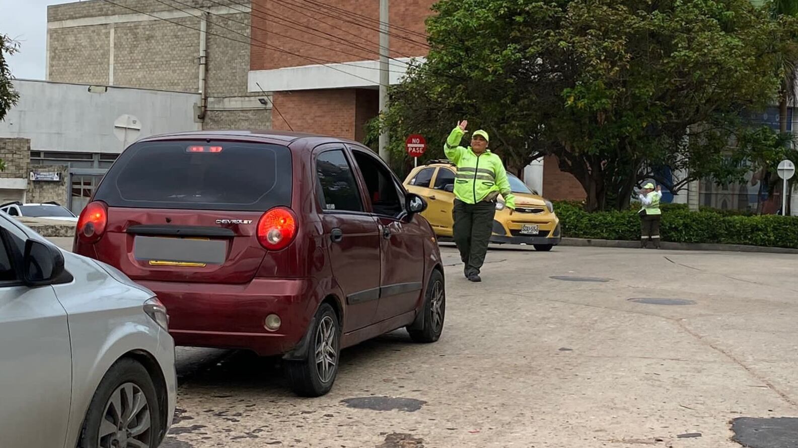 Orientador de tránsito en Barranquilla.