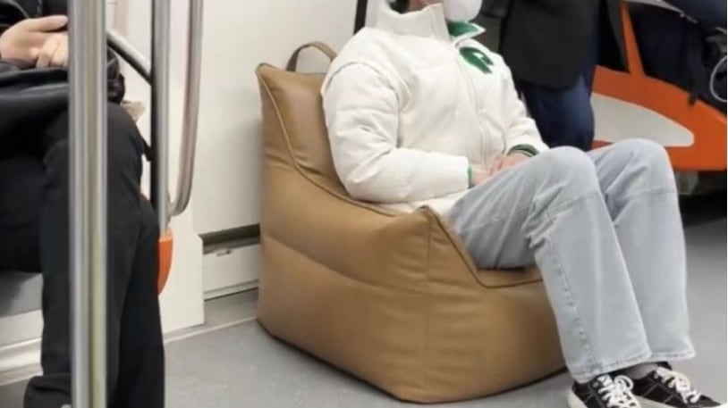 Joven diseño el sillón con sus amigos, al no encontrar asiento en el metro (Foto: Captura de pantalla)