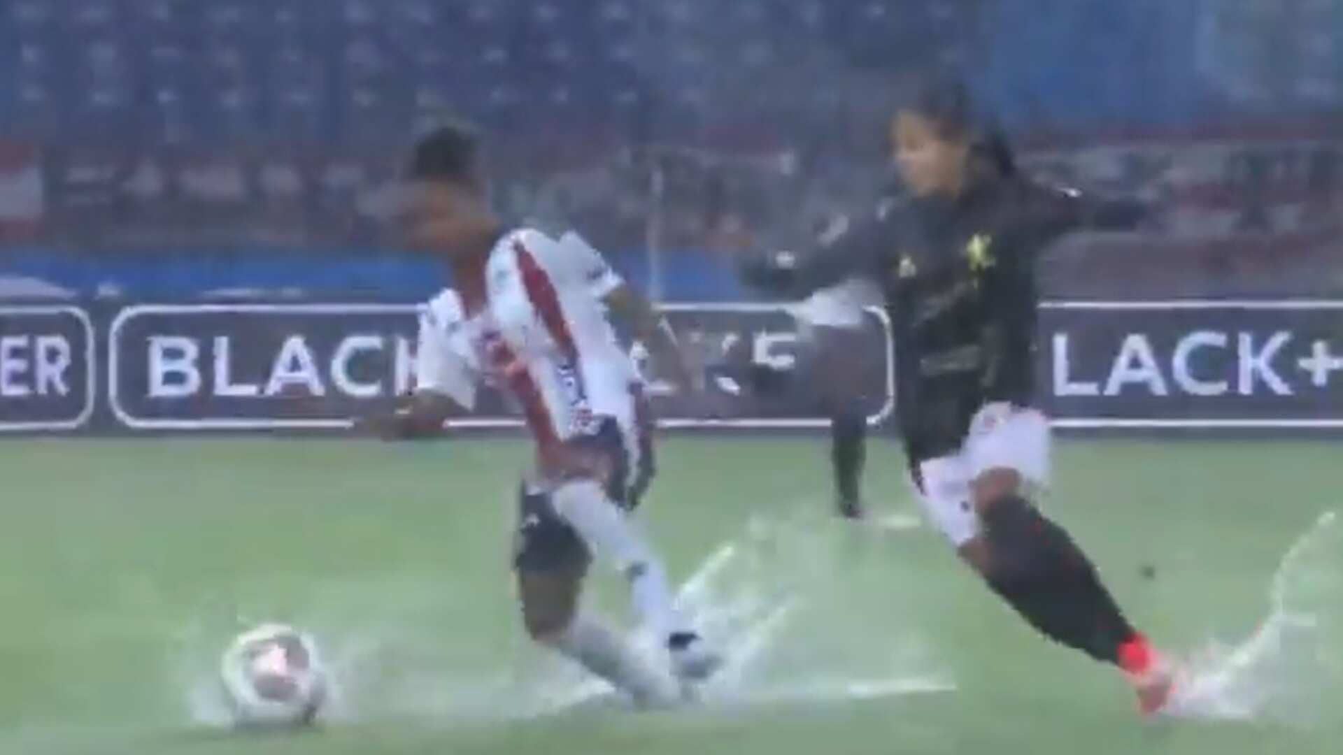 Lluvia torrencial en el Metropolitano de Barranquilla mientras juegan Junior vs América por la liga femenina