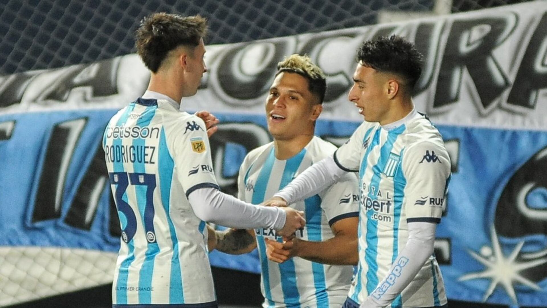 Juan Fernando Quintero hizo sufrir a los hinchas de River Plate con su buen nivel en Racing.