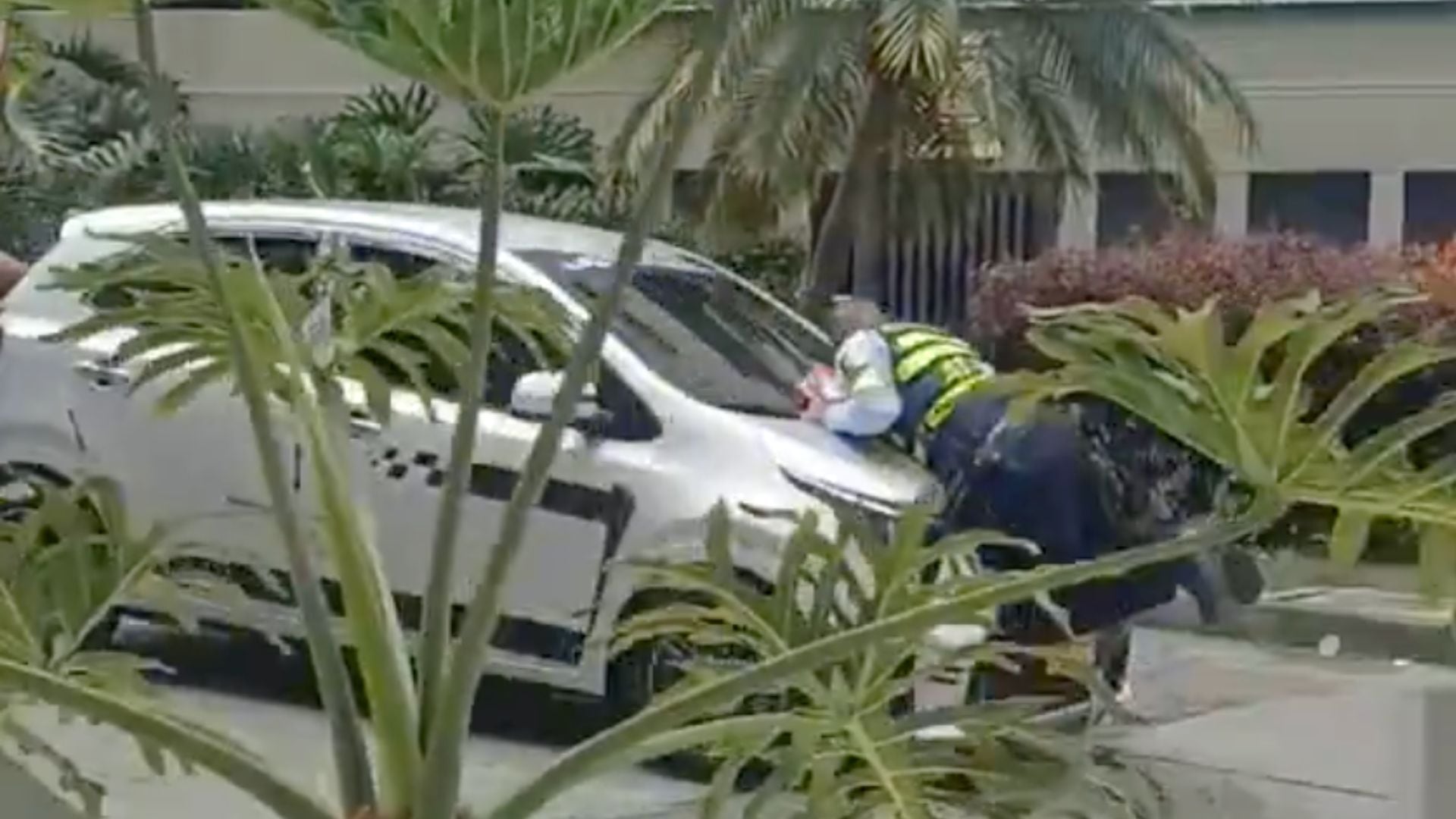 Agente de tránsito fue arrastrado por un carro en Armenia: video causó conmoción