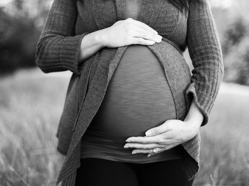 ¿Puede el consumo de alcohol del padre dañar al bebé?