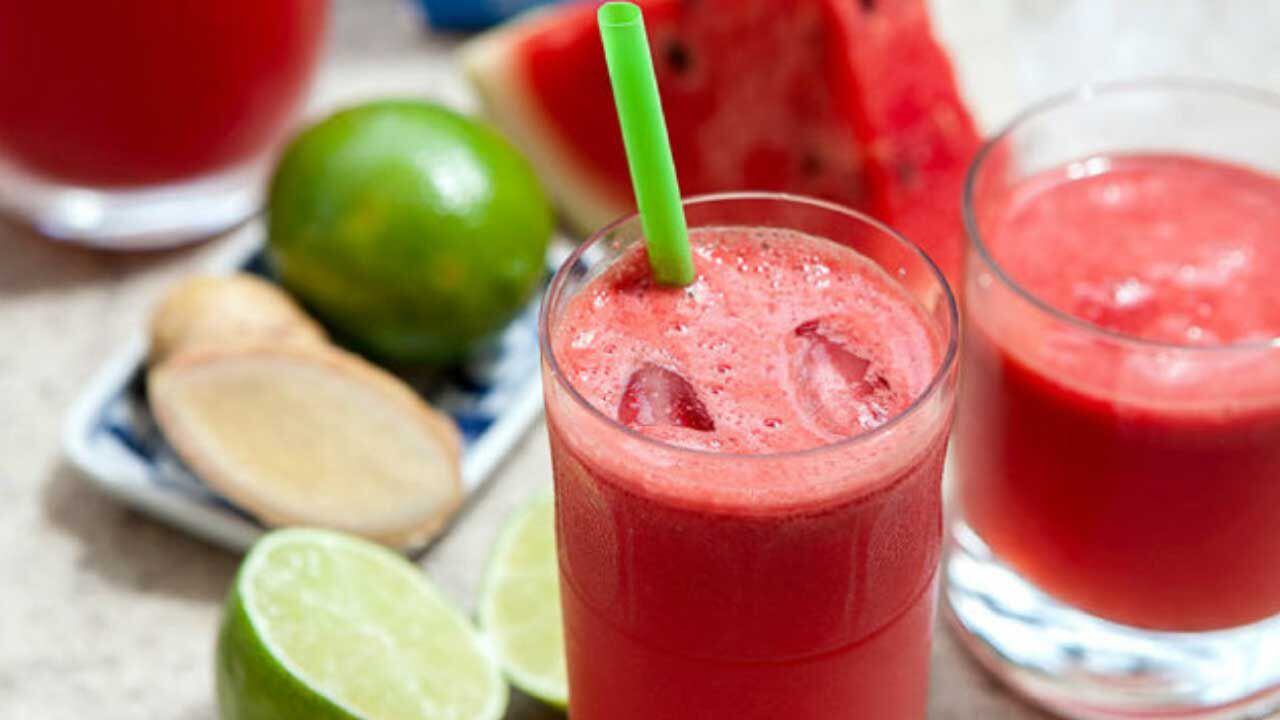 Receta de jugo natural de sandía y limón para mantener el cuerpo hidratado en el verano
