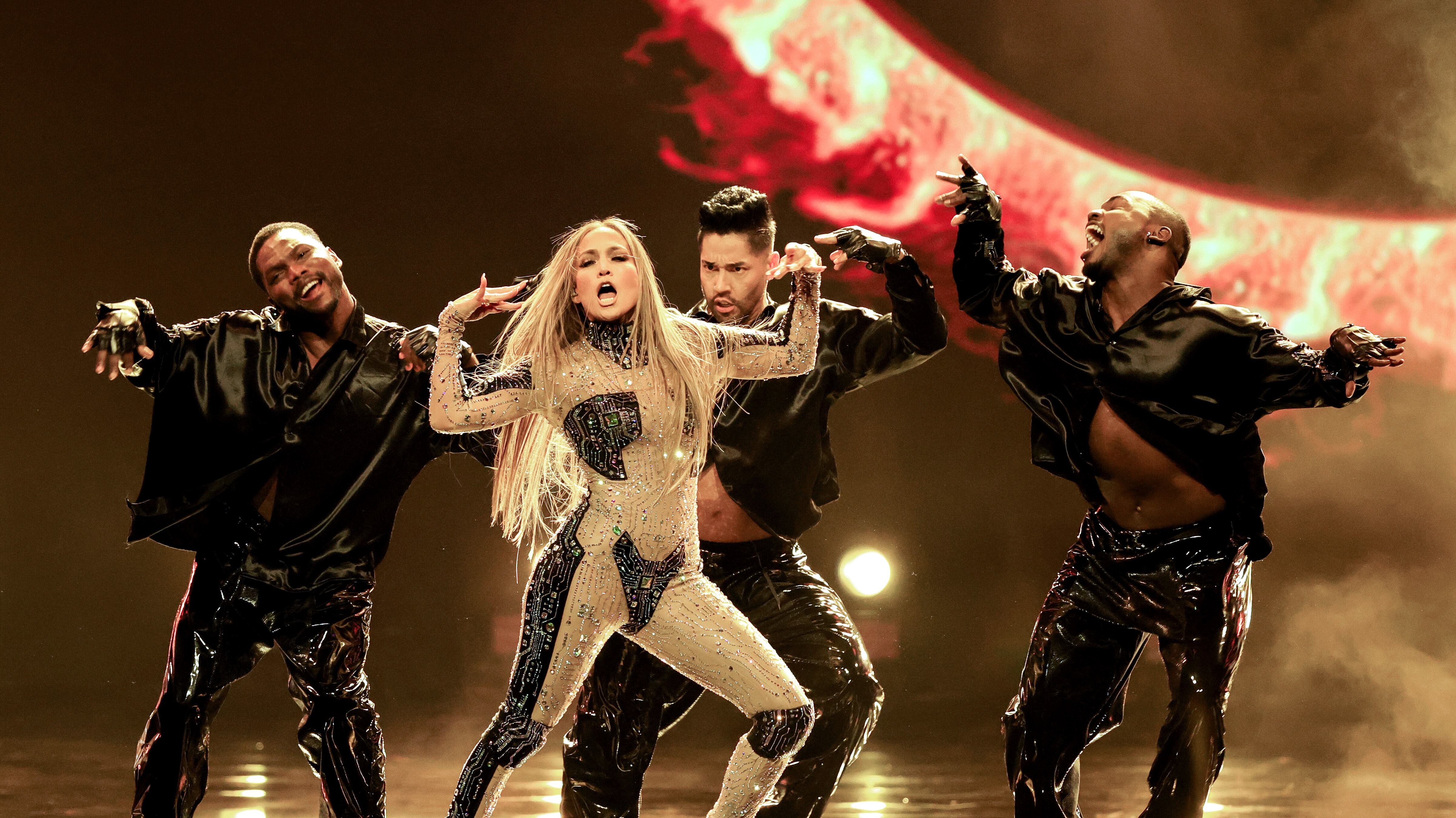Jennifer López genera polémica por besarse con sus bailarines en su presentación en los AMAs