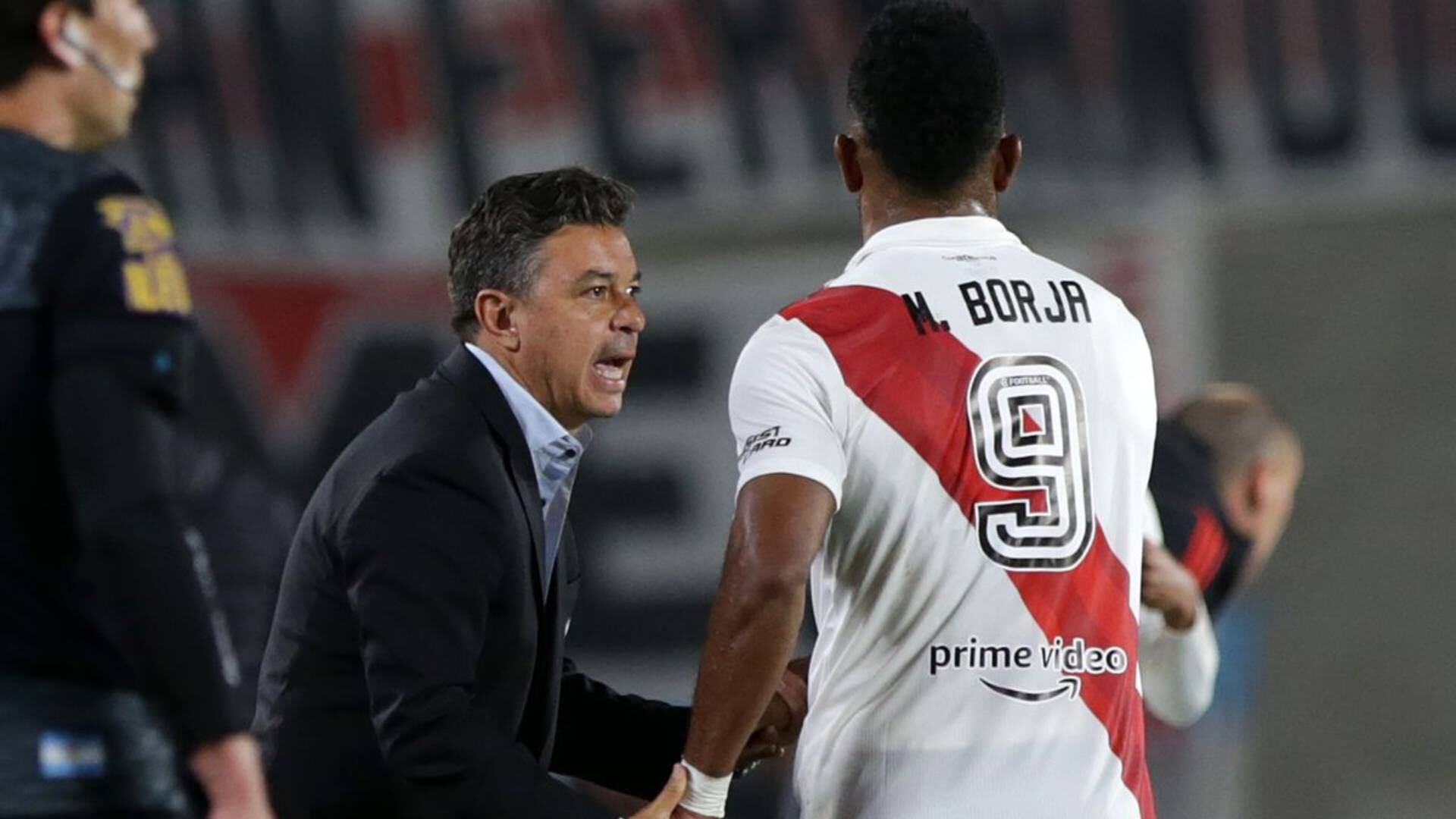 Marcelo Gallardo le firmó una camiseta a Miguel Ángel Borja en su último partido con River Plate