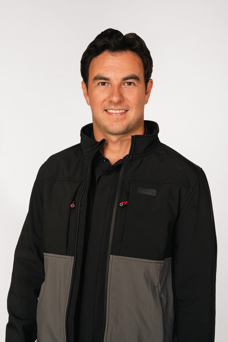 En vísperas del regreso del piloto a la Fórmula 1, presentan prendas de edición especial que conectan con su historia, con su afición y con las carreras de autos, en alianza con Maja Sportswear. Foto: Sergio Pérez y Maja Sportswear..