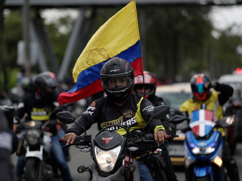 Buenas noticias para moteros: MinTransporte acaba con polémica sobre uso de grúas de gancho para inmovilizar motocicletas en Bogotá