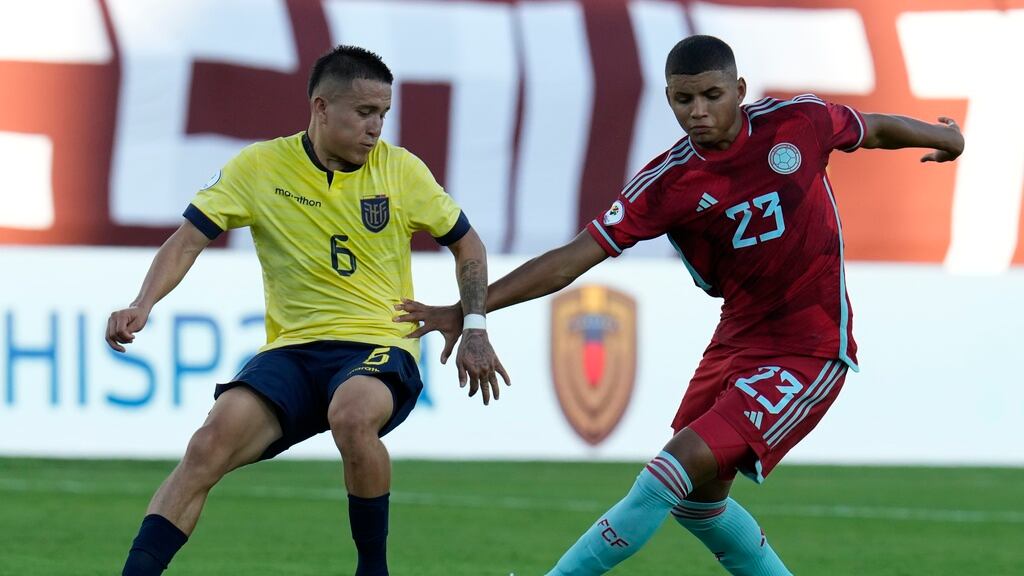 Layan Loor de Ecuador pelea por el balón con el colombiano José Escobar en el encuentro del preolímpico sudamericano sub-23 en el Estadio Brigido Iriarte en Caracas, Venezuela el sábado 20 de enero del 2024. (AP Foto/Ariana Cubillos)