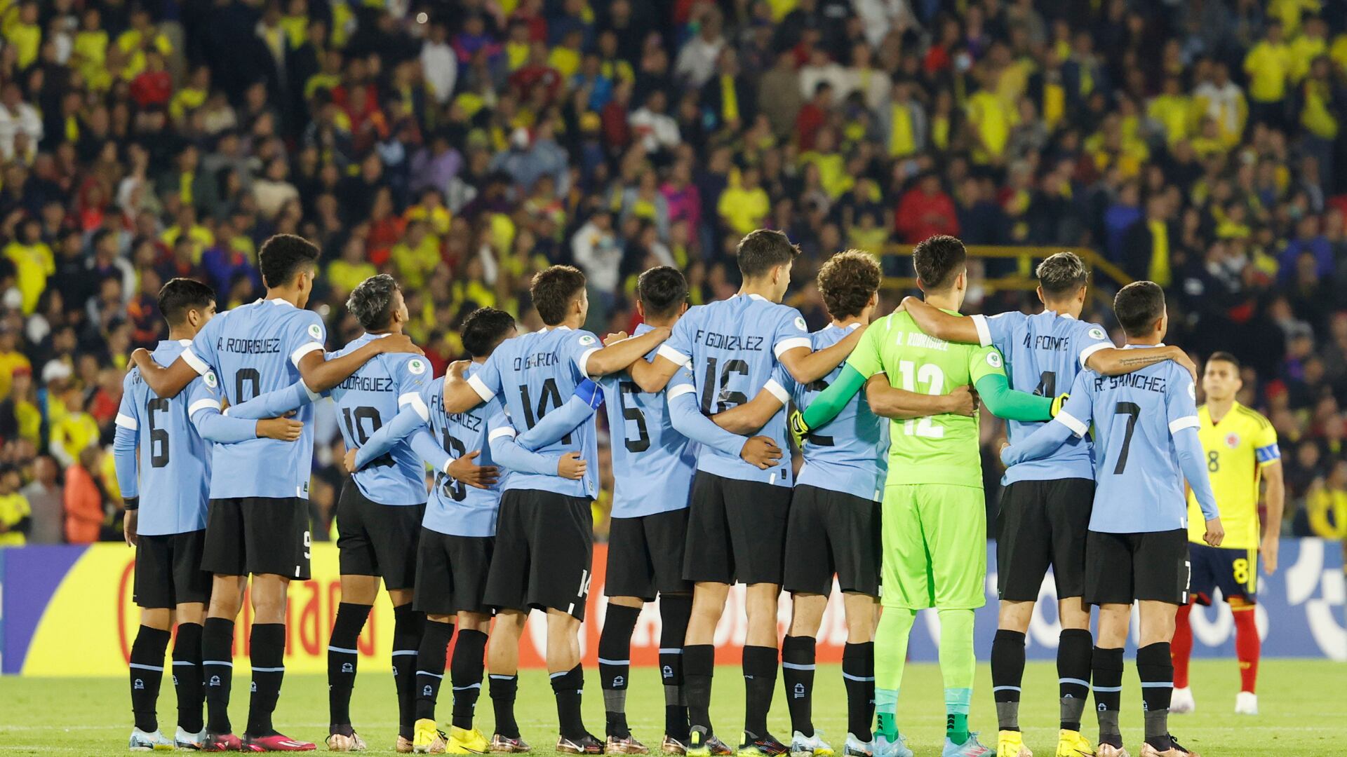 Hinchas de Colombia llenaron el Estadio El Campín en el partido contra Uruguay