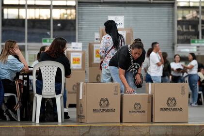 Imágenes de la jornada electoral en Antioquia: ciudadanos votando, jurados de mesa, puestos de votación y el conteo de votos al cierre de las urnas.