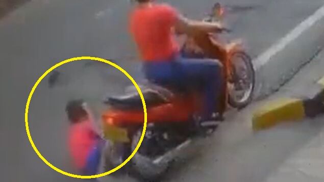 Mujer de un codazo tumbó a un niño de la moto y casi lo atropella un carro en Neiva.