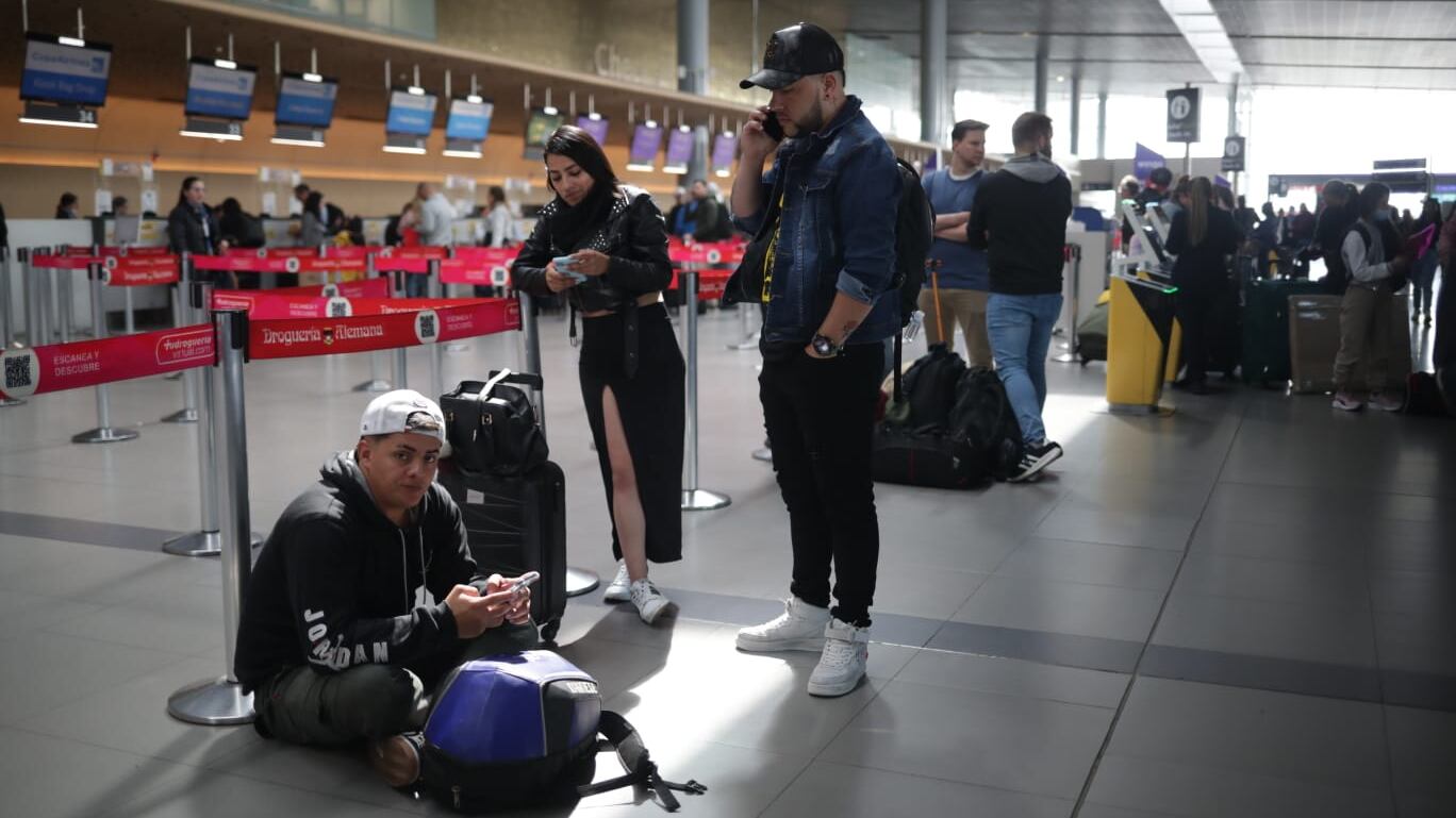 Pasajeros afectados por el cese de operaciones de Viva Air esperan soluciones por parte de la aerolínea y de la Aeronáutica Civil. Mientras tanto, cientos de personas esperan en los espacios públicos del Aeropuerto Internacional El Dorado en Bogotá.