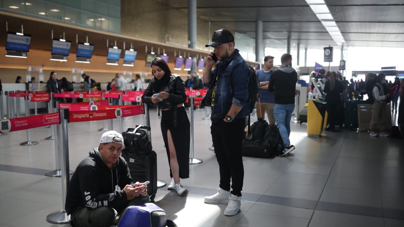 Pasajeros afectados por el cese de operaciones de Viva Air esperan soluciones por parte de la aerolínea y de la Aeronáutica Civil. Mientras tanto, cientos de personas esperan en los espacios públicos del Aeropuerto Internacional El Dorado en Bogotá.