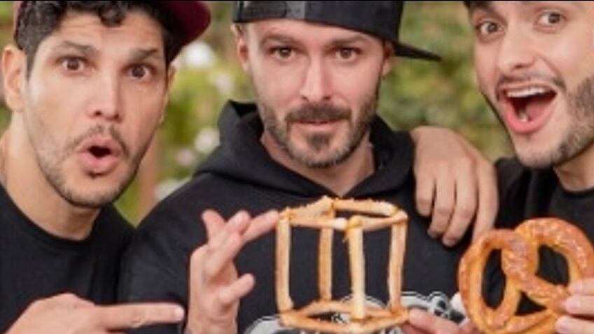 La forma puede ser parecida al pretzel, pero si gustas puedes usar la de Tatán que ha denominado “Tatanismo”.