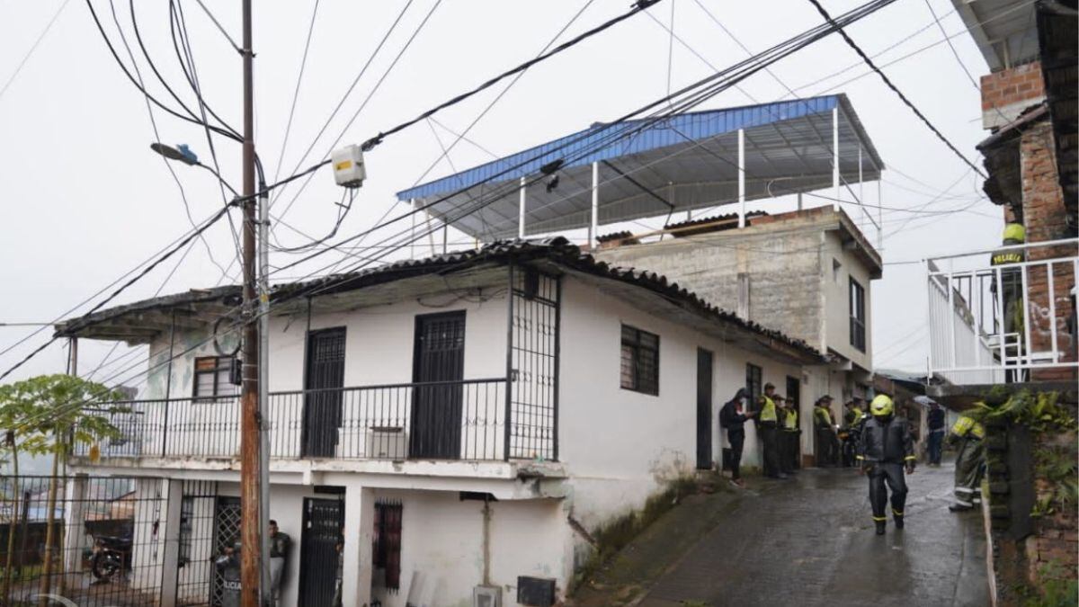 Funcionarios de la Alcaldía de Cali en acompañamiento con la Policía de Cali realizaron el desmontaje de un techo que impedía el funcionamiento de MÍO cable.