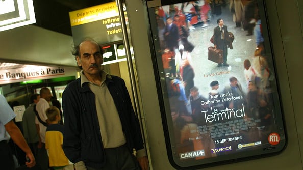 Su historia inspiró la película "La Terminal"