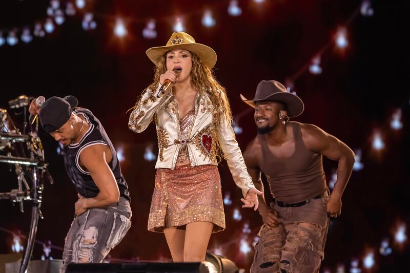 Shakira rinde homenaje a México con ‘Las Mujeres Ya No Lloran’