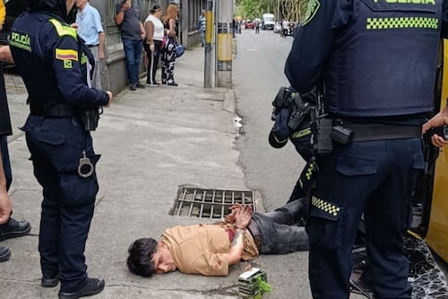 Balacera en Medellín terminó con taxi volcado durante la persecución policial