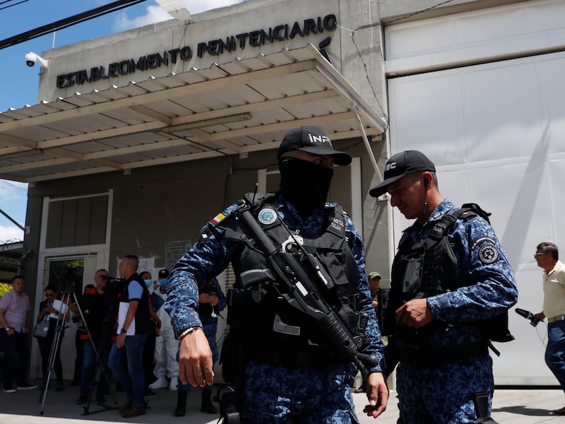 Emergencia carcelaria en Colombia: Ministro de Justicia dictó medidas por ataques a guardias del INPEC