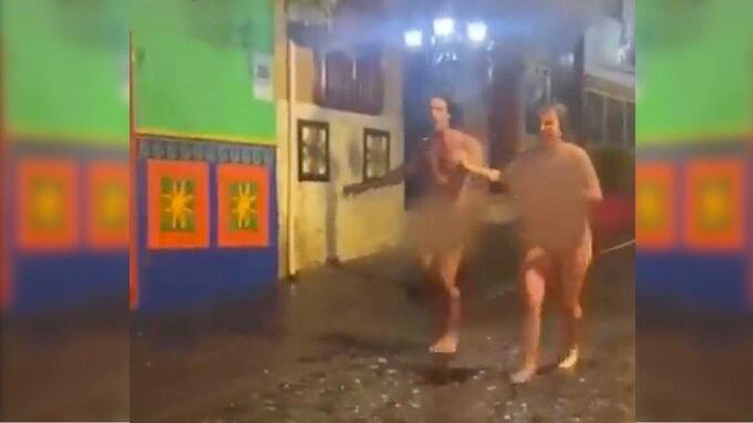 Turistas desnudos en calles de Guatapé.