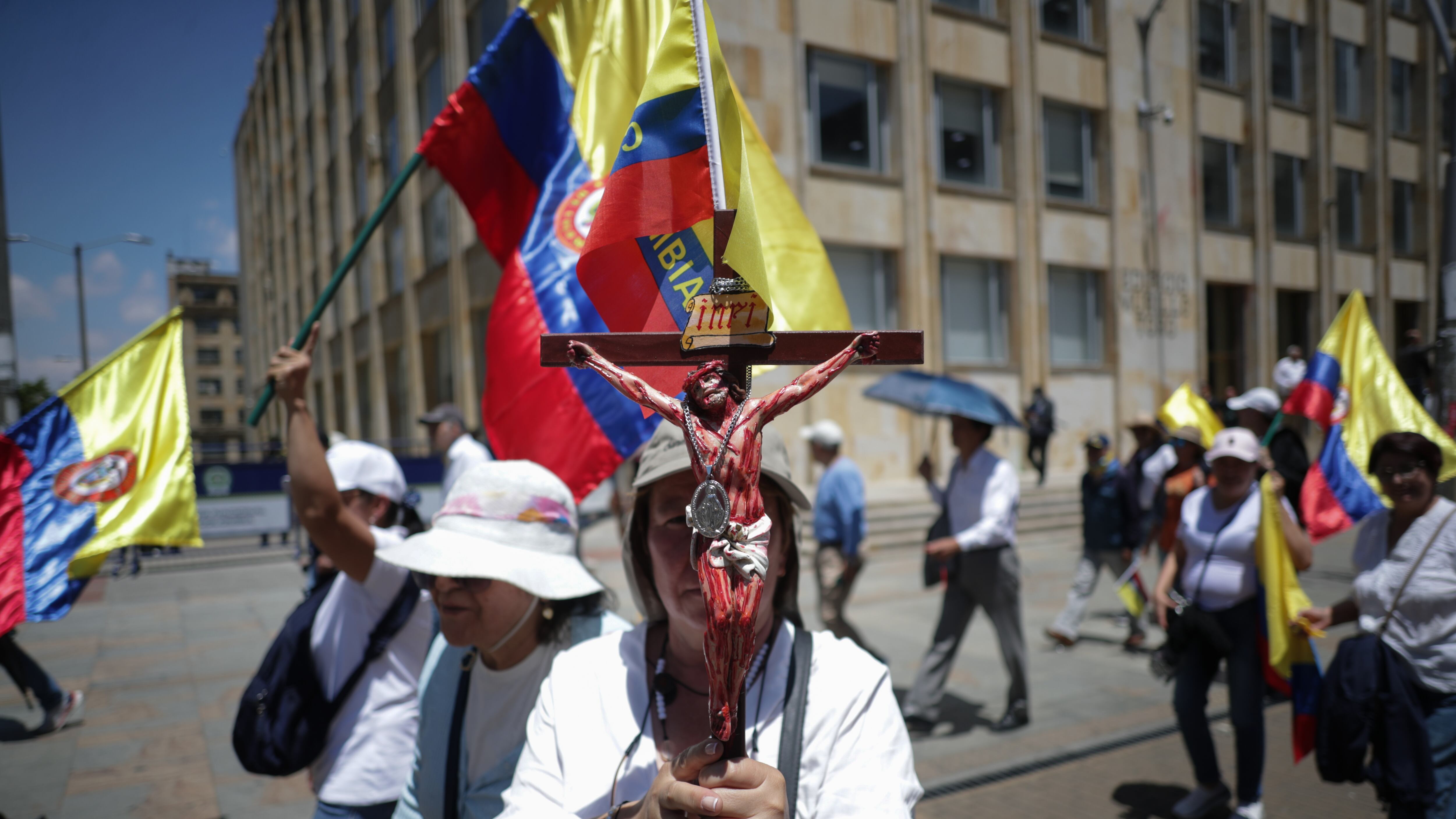 Manifestantes marchan en oposición al gobierno de Gustavo Petro el 6 de marzo de 2024 en Bogotá