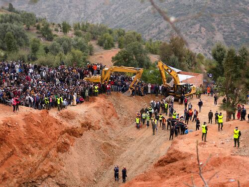 Niño de cinco años lleva tres días atrapado luego de caer en un pozo de 32 metros en Marruecos