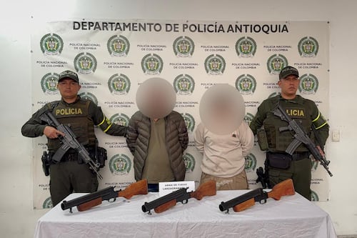 Descubren caleta dentro de una camioneta en la que movilizaban tres lanzagranadas búlgaras en Antioquia