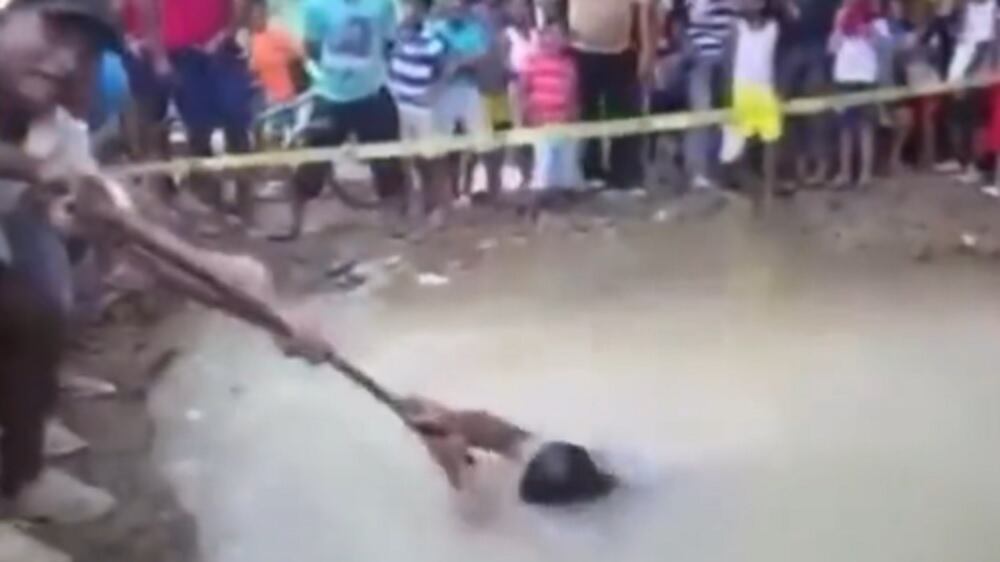 Elector se metió en un hueco de aguas negras para conseguir votos por su candidato y casi se ahoga.