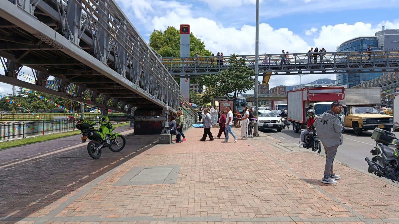Foto murió un adulto mayor en un puente peatonal en Bogotá: esto fue lo que ocurrió.