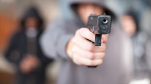 Sujetos amenazaron y encañonaron con un arma a un funcionario de la Fiscalía.