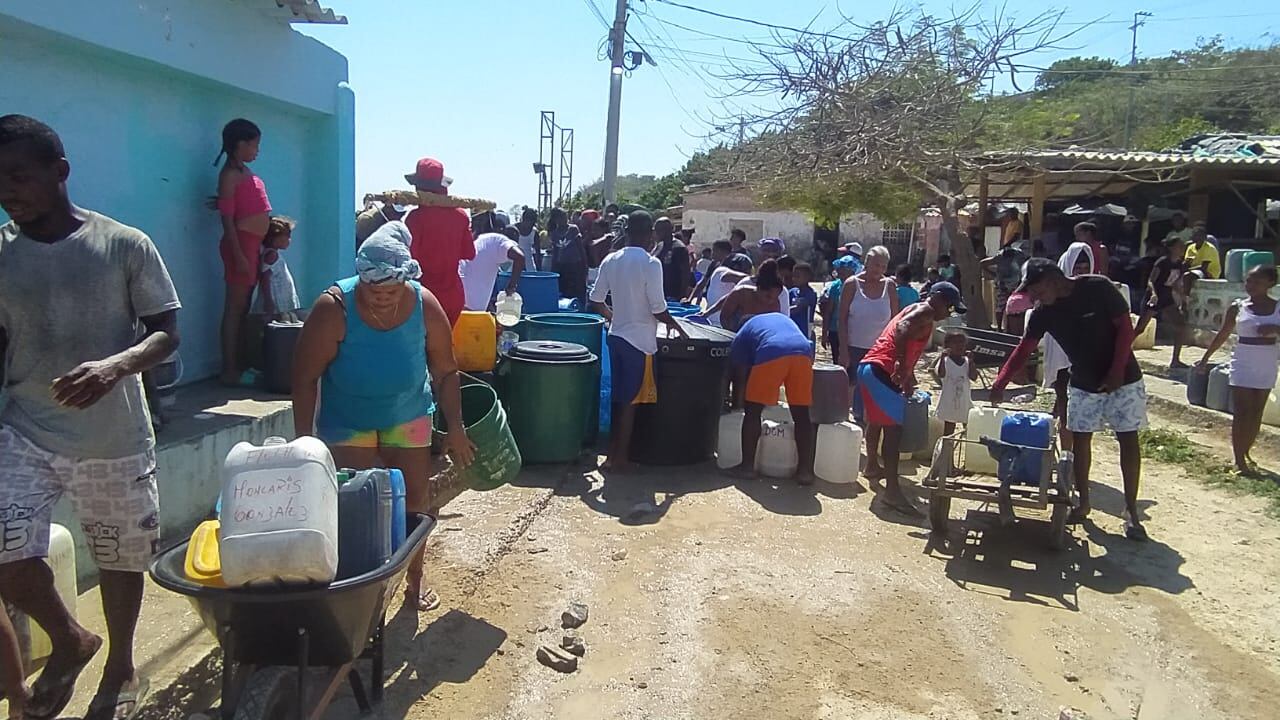 El diario vivir de los residentes de Tierra Bomba sin agua.