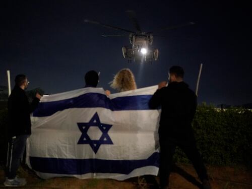 Rehenes israelíes baleados por error habían ondeado bandera blanca