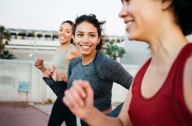 La práctica frecuente de actividad física es una de las mejores maneras de mejorar la resistencia a la insulina. | Foto: Getty Creative