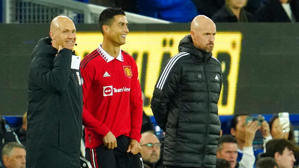 Cristiano Ronaldo junto a Erik ten Hag, y su auxiliar técnico Anthony Martial.