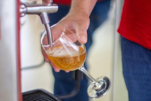 La cerveza en casa gana terreno en Colombia: crece la tendencia de vivir experiencias tipo bar desde el hogar