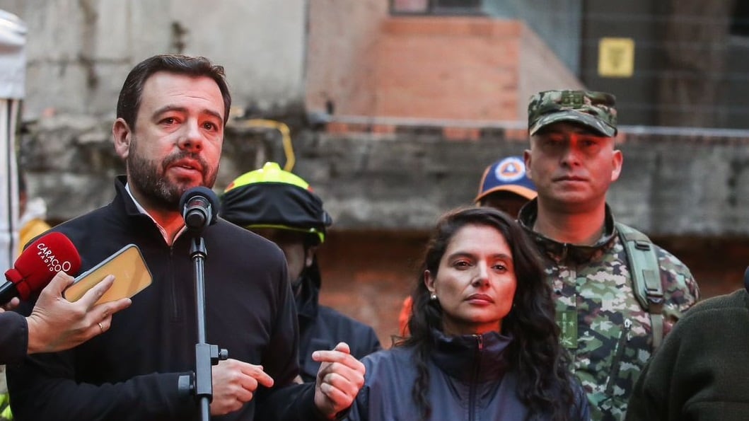Alcalde de Bogotá agradece a bomberos por extinguir grave incendio forestal en los cerros orientales.