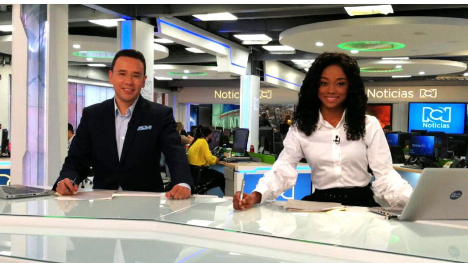 Periodista de Noticias RCN abandonó el set para darle amorosa sorpresa a su papá