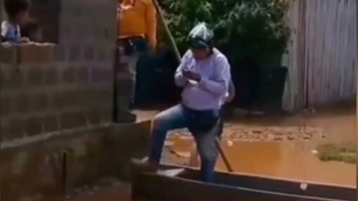 Video del cobradiario que llega en canoa en medio de inundaciones.