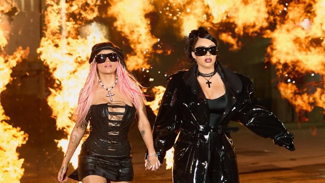 En el previo del video de ‘Labios Mordidos’ Karol G y Kali Uchis aparecen rodeadas de fuego.